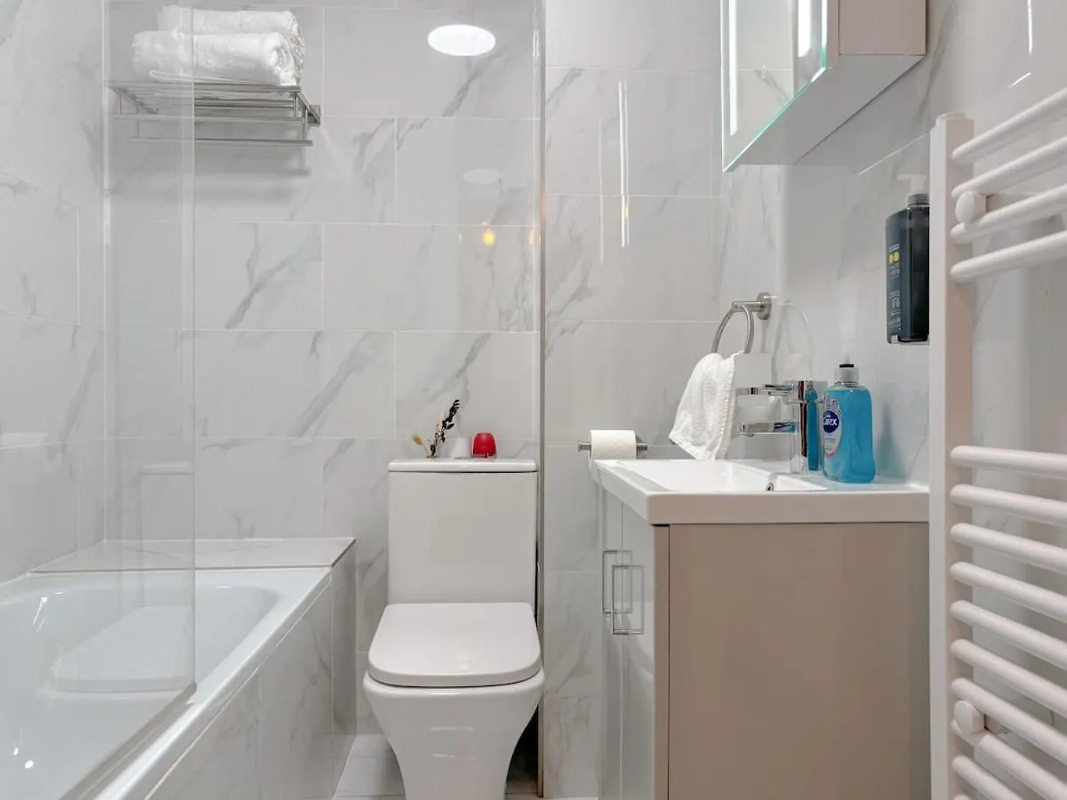 Spacious 2 Bedroom Modern Flat - City Centre Cardiff 0*,